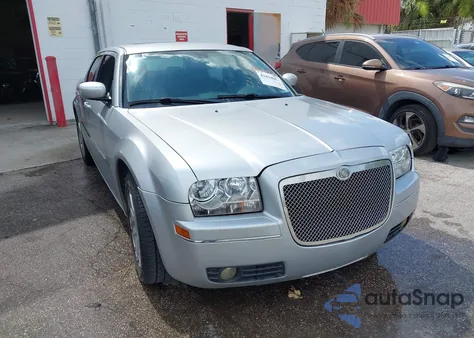 2009 Chrysler 300 Touring/Signature Series/Executive Series из США, поврежденный, VIN 2C3LA53V39H529471